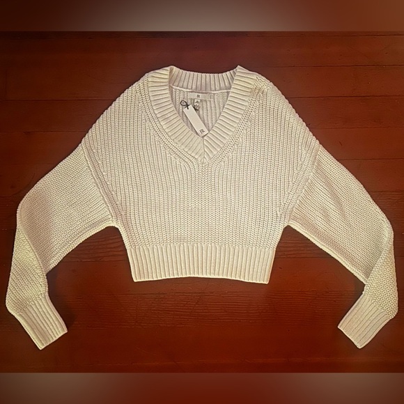 Banana Republic Sweaters - Banana Republic Cream V-Neck Sweater